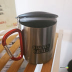 Edelstahltasse mit Karabinerhenkel